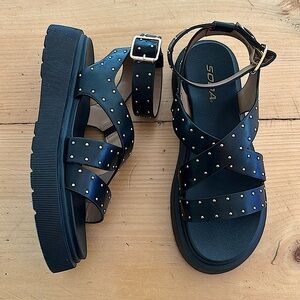STUDDED SANDALS WITH CROSSED STRAPS